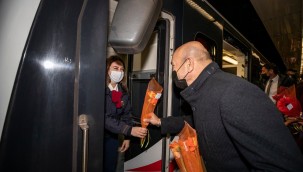 Başkan Soyer kadınlara karanfil dağıttı