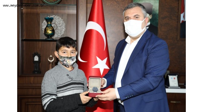Belediye Başkanı Demirbaş, salgın döneminde öğrendiği Kur'an'ı hatmeden öğrenciyi ödüllendirdi