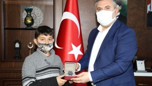 Belediye Başkanı Demirbaş, salgın döneminde öğrendiği Kur'an'ı hatmeden öğrenciyi ödüllendirdi