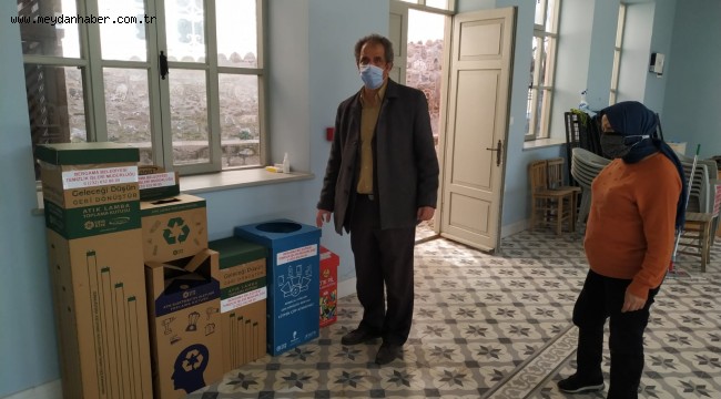 Bergama'da geri dönüşüm kutuları dağıtıldı