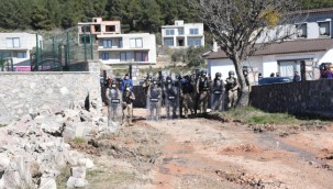 Bornova'da kaçak yapıların yıkımı başladı