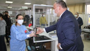 Buca Belediyesi'nden sağlık emekçilerine kırmızı karanfil