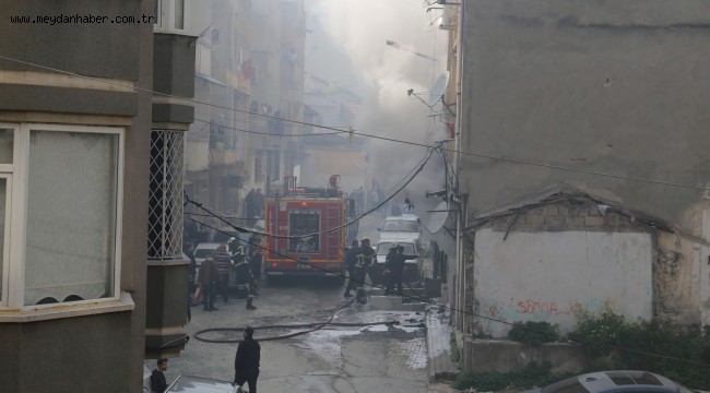 BÜYÜKŞEHİR İTFAİYESİ ANTAKYA'DA İŞ YERİNDE ÇIKAN YANGINI SÖNDÜRDÜ