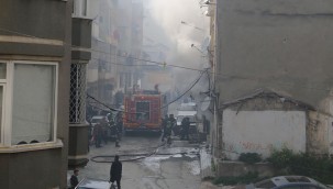 BÜYÜKŞEHİR İTFAİYESİ ANTAKYA'DA İŞ YERİNDE ÇIKAN YANGINI SÖNDÜRDÜ