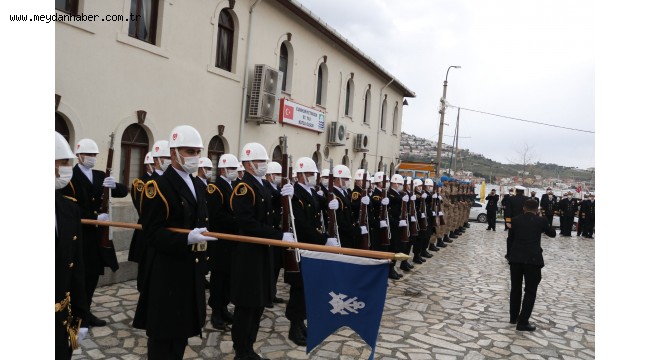 ÇANAKKALE ZAFERİNİN 106.YILDÖNÜMÜ FOÇADA TÖRENLE KUTLANDI