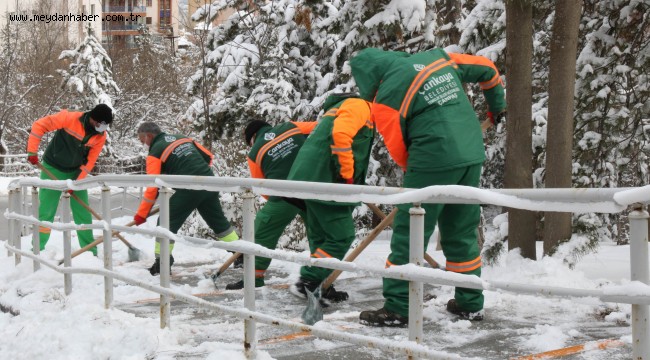 ÇANKAYA'DA KARLA MÜCADELE: KALDIRIM VE MERDİVENLİ YOLLAR TEMİZLENİYOR