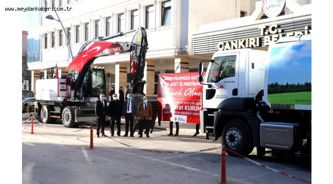 Çevre ve Şehircilik Bakanlığı Çankırı Belediyesi'ne İki İş Makinesi Hibe Etti