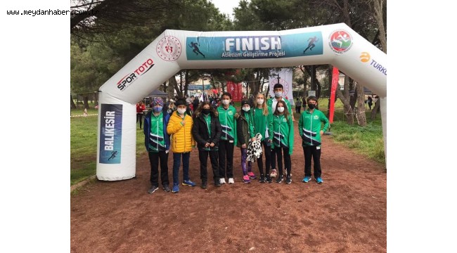 DENİZLİLİ ATLETLER BANDIRMA'DA KOŞTU