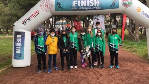 DENİZLİLİ ATLETLER BANDIRMA'DA KOŞTU