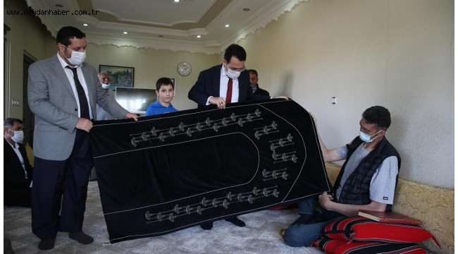 Dünyanın en uzun adamına 2 metrelik seccade hediye edildi