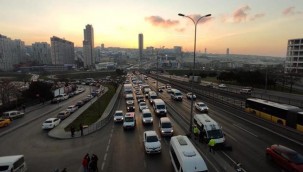 E-5'te kaza: Trafik durma noktasına geldi