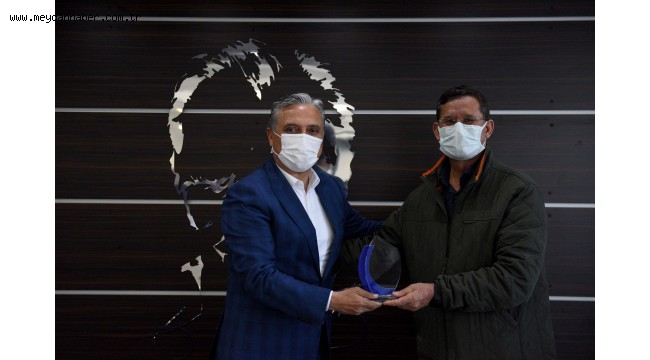 Emekliye ayrılan personele plaket töreni