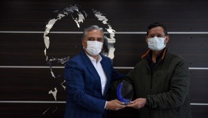 Emekliye ayrılan personele plaket töreni