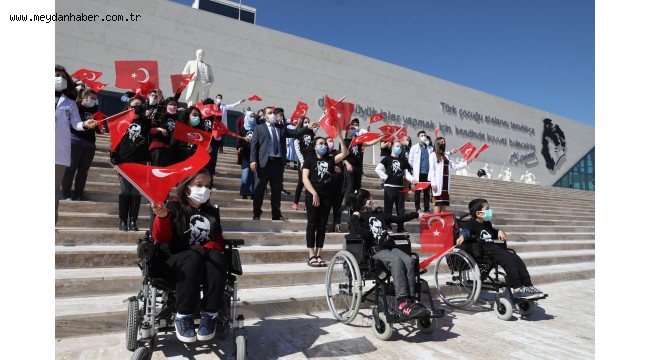 ENGELLİLER MÜZEDE ÇANAKKALE TÜRKÜSÜNÜ SESLENDİRDİ