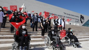 ENGELLİLER MÜZEDE ÇANAKKALE TÜRKÜSÜNÜ SESLENDİRDİ