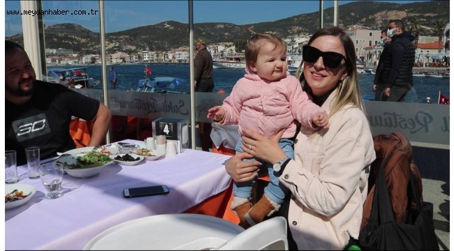 FOÇADA YENİ NORMALLEŞME SÜRECİ BAŞLADI RESTORANLAR KAFELER YÜZDE ELLİ KAPASİTEYLE AÇILDI