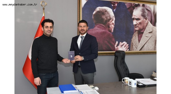 FOÇALI GENÇ ŞAİR, YENİ KİTABINI BAŞKAN FATİH GÜRBÜZ İÇİN İMZALADI