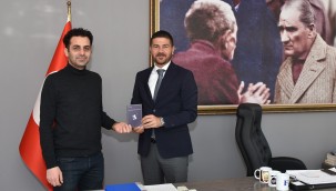 FOÇALI GENÇ ŞAİR, YENİ KİTABINI BAŞKAN FATİH GÜRBÜZ İÇİN İMZALADI