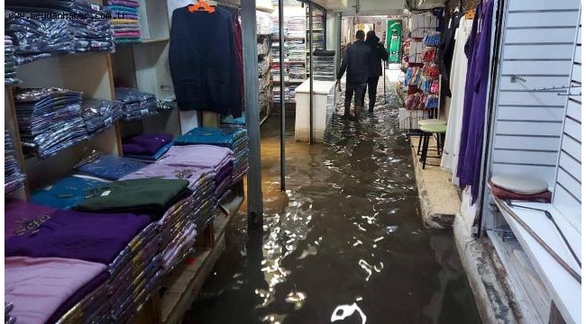 İzmir'de sağanak etkili oldu: İş hanını su bastı