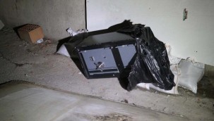İzmir'de sokakta çelik kasa bulundu