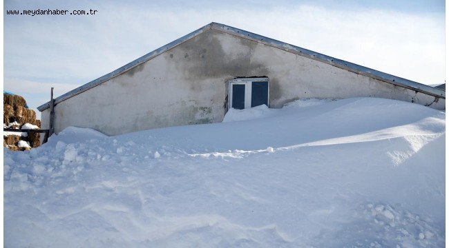 Kar çatıya dayandı, evden tünelle çıkıyorlar