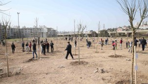 Karşıyaka'da fidanlar toprakla buluştu