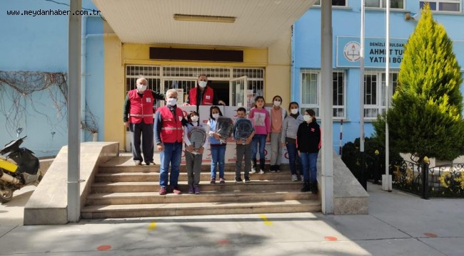 KIZILAY'DAN ÖĞRENCİLERE KIRTASİYE YARDIMI