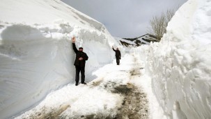 Muş'ta, 4 metre karla kaplı köy yolları açılıyor