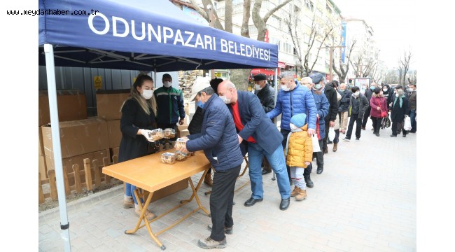 Odunpazarı Belediyesi Haber: Odunpazarı Belediyesi kandil simidi dağıttı