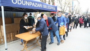 Odunpazarı Belediyesi Haber: Odunpazarı Belediyesi kandil simidi dağıttı