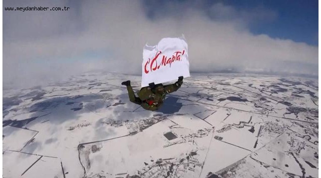 Rus paraşütçüler 4 bin metreden atlayarak 8 Mart'ı kutladı