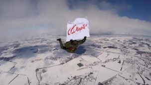 Rus paraşütçüler 4 bin metreden atlayarak 8 Mart'ı kutladı