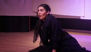 SAHNEYE TEK ÇIKTI BEŞ OYNADI