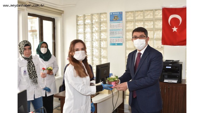 Şehzadeler'in kadınlarına 8 Mart çiçekleri Başkan Çelik'ten