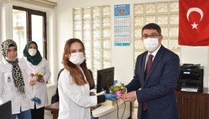 Şehzadeler'in kadınlarına 8 Mart çiçekleri Başkan Çelik'ten