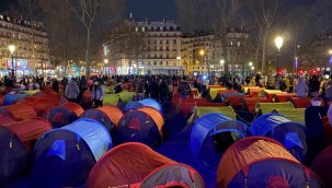 Sığınmacılar Paris'te kamp kurarak hükümete tepki gösterdi