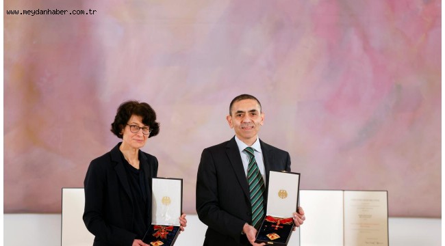 Uğur Şahin ve Özlem Türeci'ye Almanya'da liyakat nişanı