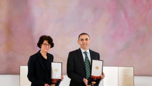 Uğur Şahin ve Özlem Türeci'ye Almanya'da liyakat nişanı