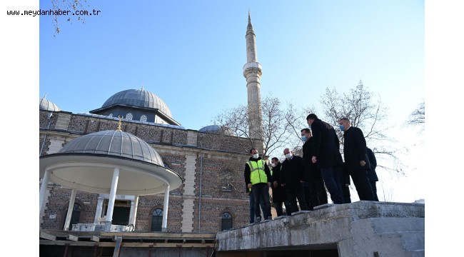 Zağnos Paşa Camisi nde tarihi meydan ortaya çıkıyor