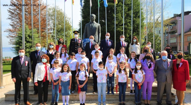 23 NİSAN KARAMÜRSEL'DE RESMİ TÖREN İLE KUTLANDI