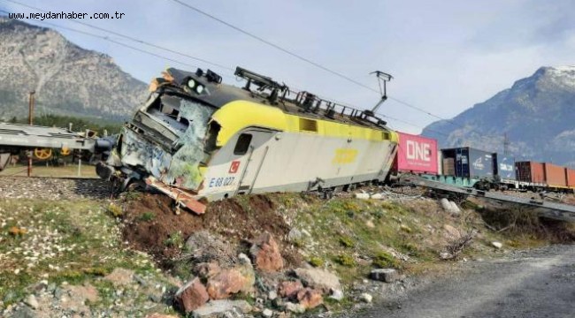 Adana'da yük trenleri çarpıştı: 2 makinist yaralandı