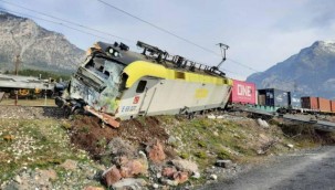 Adana'da yük trenleri çarpıştı: 2 makinist yaralandı