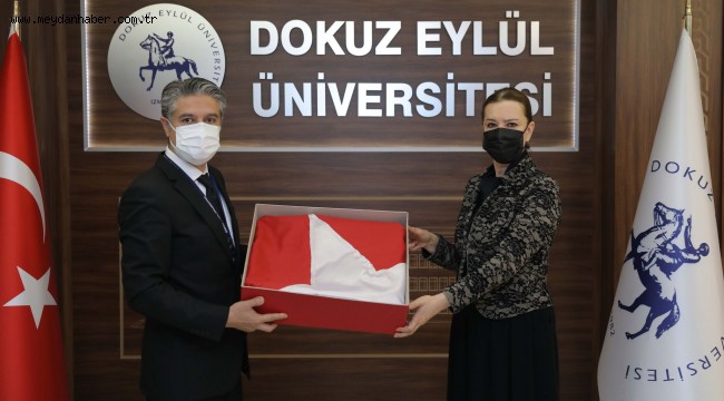 ANITKABİR'DE DALGALANAN TÜRK BAYRAĞI DEÜ'DE SERGİLENECEK