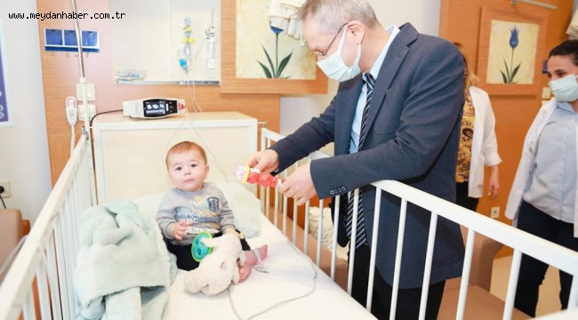 Başhekim Hurşit Apa minikleri sevindirdi