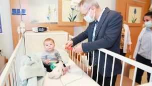 Başhekim Hurşit Apa minikleri sevindirdi