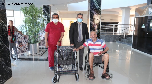 BAŞKAN'DAN HUZUREVİ SAKİNİNE TEKERLEKLİ SANDALYE