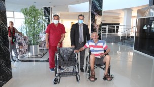 BAŞKAN'DAN HUZUREVİ SAKİNİNE TEKERLEKLİ SANDALYE