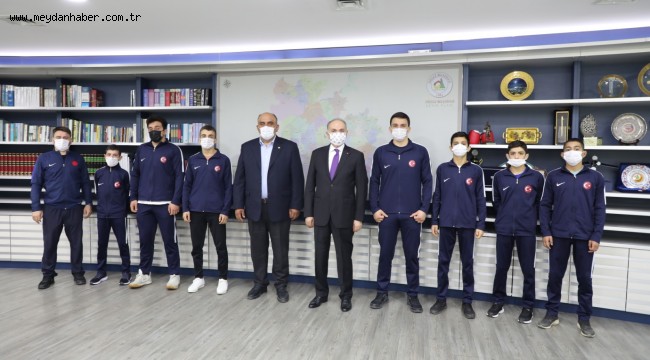 BAŞKAN ÖZLÜ GÜREŞÇİLERE MORAL OLDU