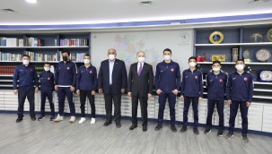 BAŞKAN ÖZLÜ GÜREŞÇİLERE MORAL OLDU