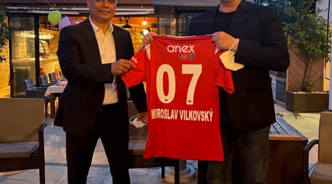 Başkan Uysal, Antalyaspor forması hediye etti